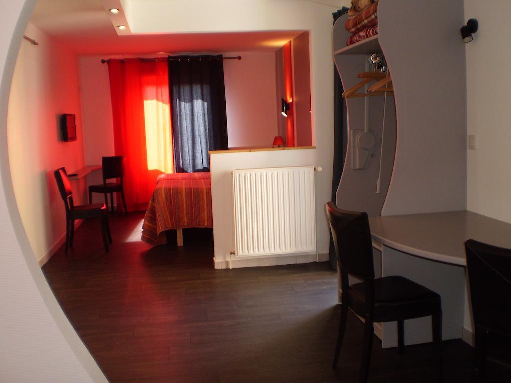 Hotel L Ander Saint-Flour  Rum bild